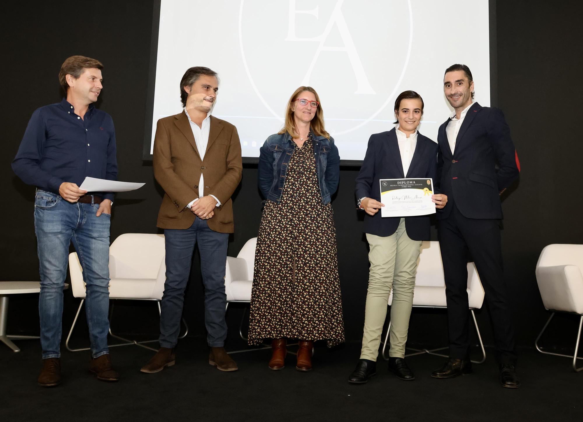 Entrega de diplomas de finde curso a los alumnos de la Escuela Taurina de Alicante