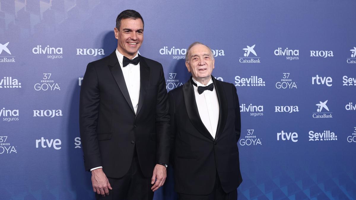 El presidente del Gobierno, Pedro Sánchez (i) y el presidente de la Academia del Cine, Fernando Méndez-Leite (d), posan en la alfombra azul previa a la gala de la 37 edición de los Premios Goya, en el Palacio de Congresos y Exposiciones FIBES, a 11 de feb