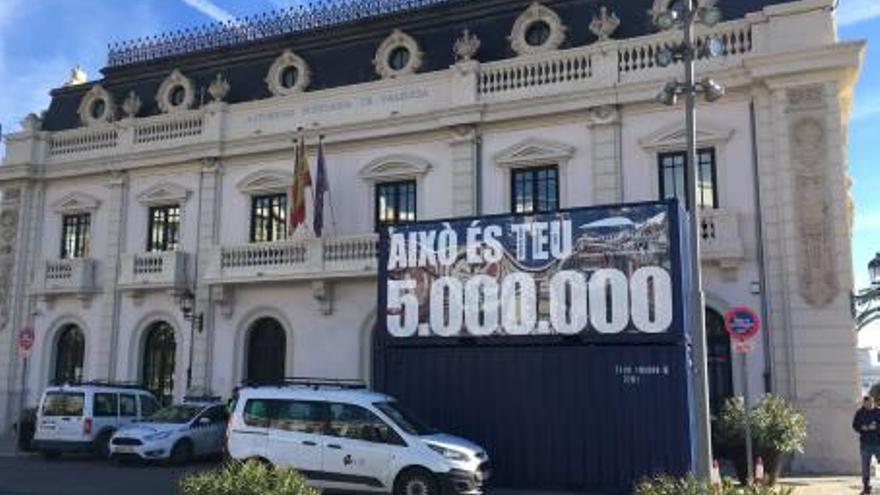 Contenedores colocados frente al edificio del Reloj.