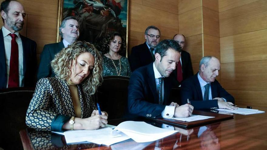 Firma del convenio, en Oviedo: Mallada, Laine y Cuesta.