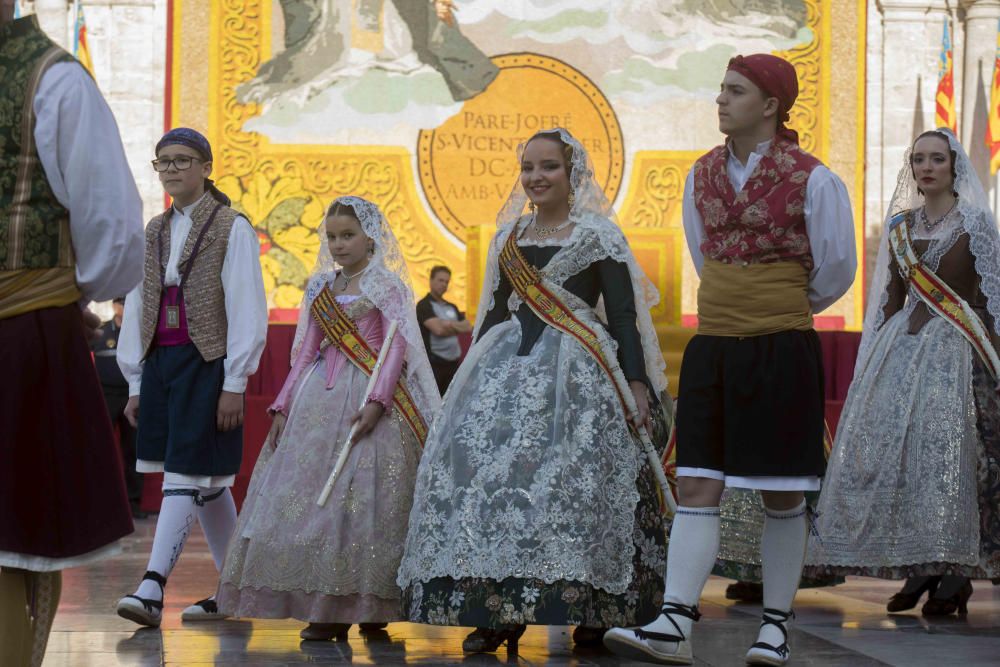 Desfile de las falleras mayores de las diferentes comisiones durante la procesión general de la Mare de Déu dels Desemparats.