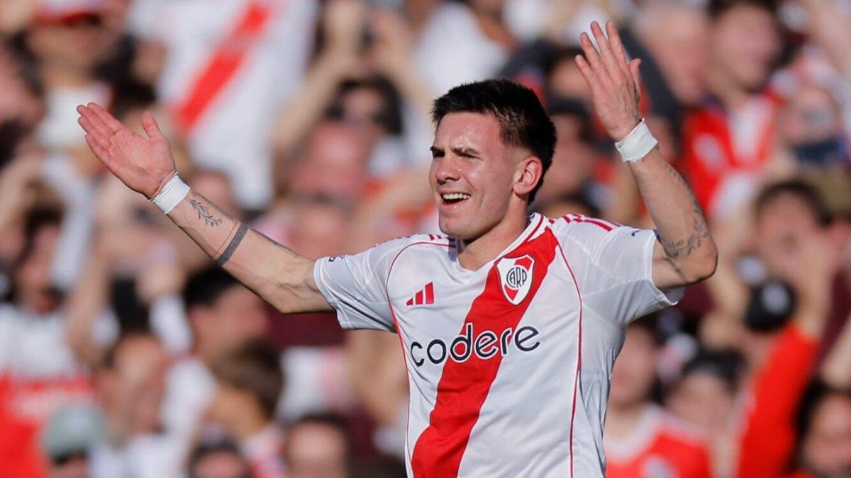 El golazo de falta de Mastantuono para adelantar a River ante Boca