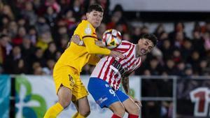 De Mesa lucha un balón con Christensen.