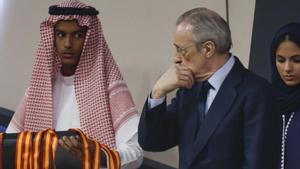 Florentino Pérez, durant l’entrega de medalles de la Supercopa d’Espanya després de perdre el Madrid la final contra el Barça.