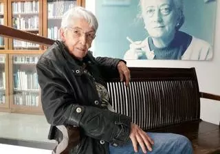 La mallorquina Antonina Canyelles, la bella poeta rockera, gana el premio Jaume Fuster