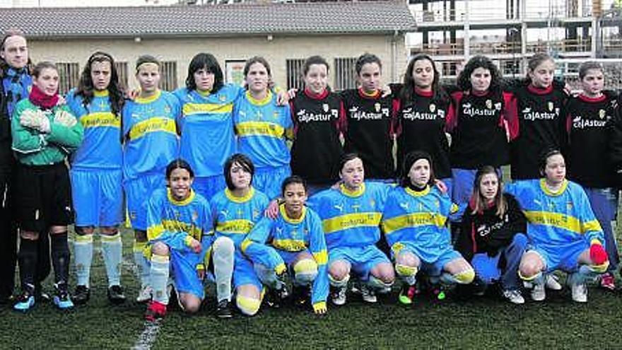 La selección cadete femenina de Asturias, ayer, antes de enfrentarse a la de Madrid en Roces.