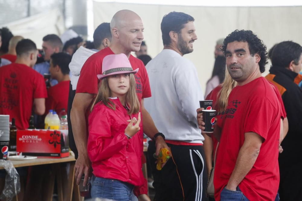 Asistentes a la fiesta de La Peral