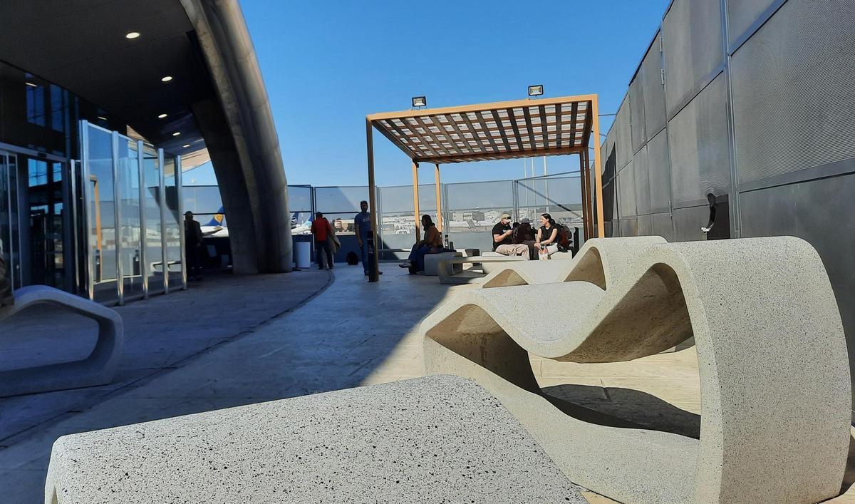 Imagen de la terraza del aeropuerto con vistas a la pista.