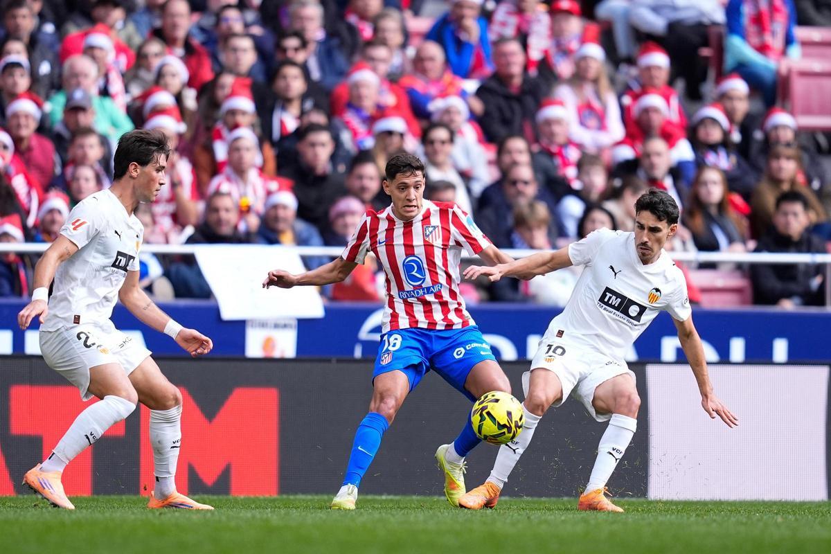 Nahuel Molina y André Almeida, durante el partido entre Atlético de Madrid y Valencia en el Metropolitano.