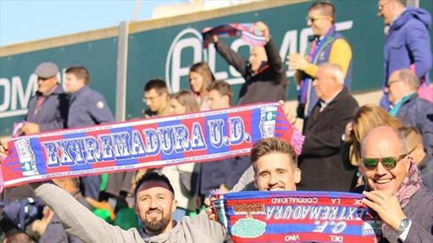 La plantilla del Extremadura invita a su afición a Marbella