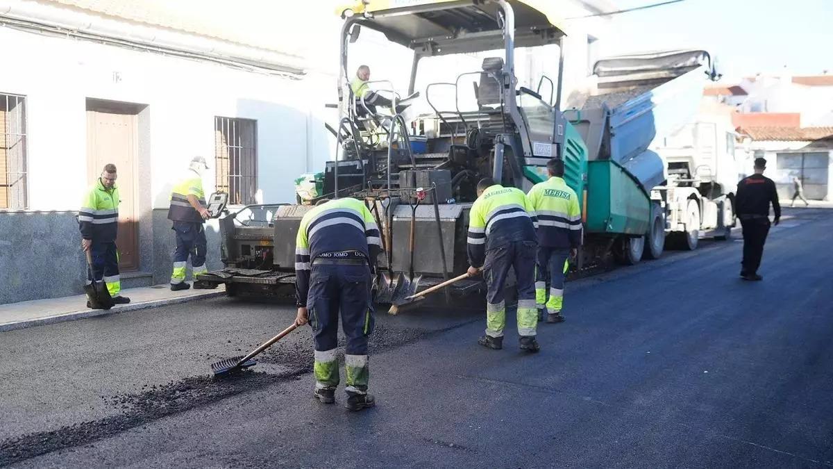 Tareas de asfaltado en una calle de Pozobanco durante la ajecución del plan anterior.