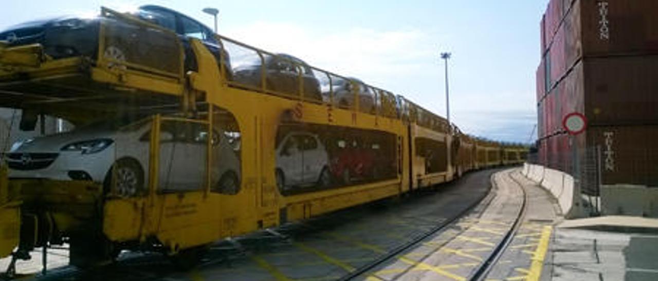 Uno convoy de ferrocarril con vehículos de Opel, en el puerto de Valencia.