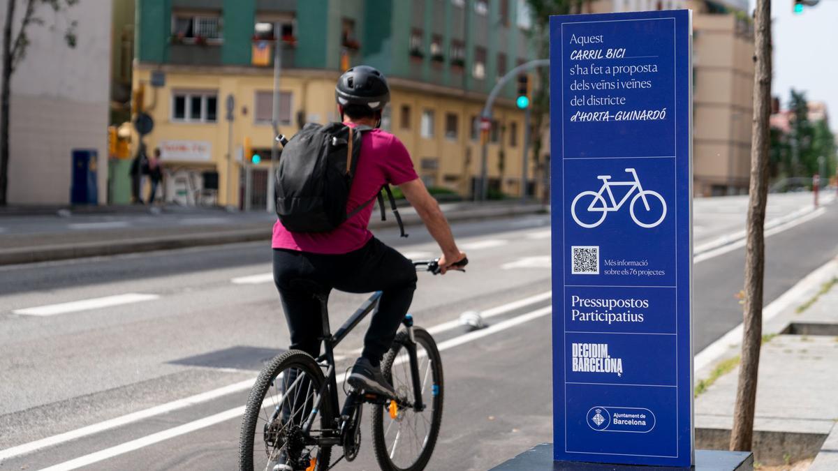 Un ciclista circula por el carril bici en Barcelona