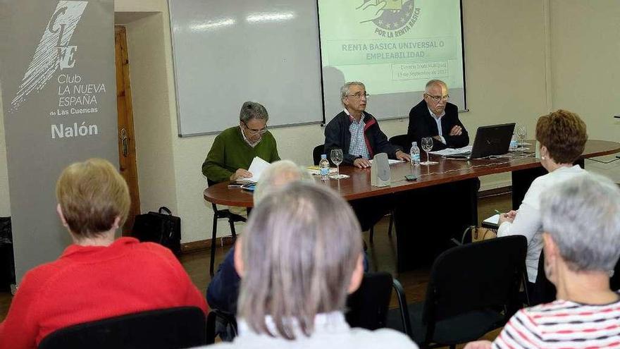 Francisco Villar, Jaime Llaneza y el ponente, Evencio Souto, durante el acto en la Casa de la Buelga.