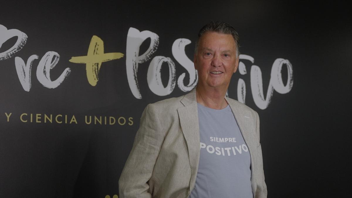 Louis Van Gaal viste la camiseta SIEMPRE+POSITIVO de su nuevo equipo, el CNIO.