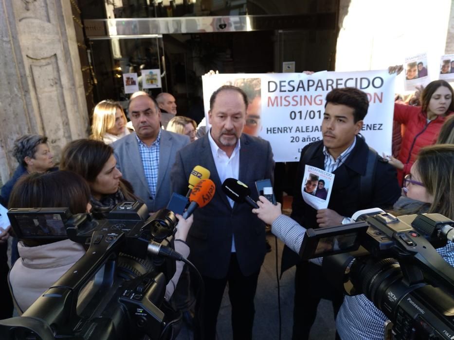 El alcalde de Orihuela ha mostrado su apoyo a la familia del joven desaparecido el 1 de enero en la Costa, Henry Alejandro, en una concentración en el Ayuntamiento