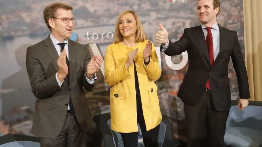 Alberto Núñez Feijóo, Elena Muñoz (portavoz del PP en Vigo) y Pablo Casado, ayer.