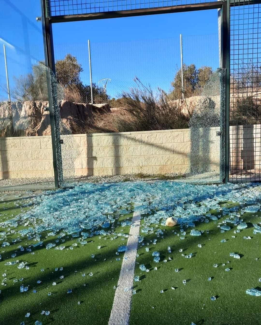 Los cristales de la pista de pádel, rotos a pedradas