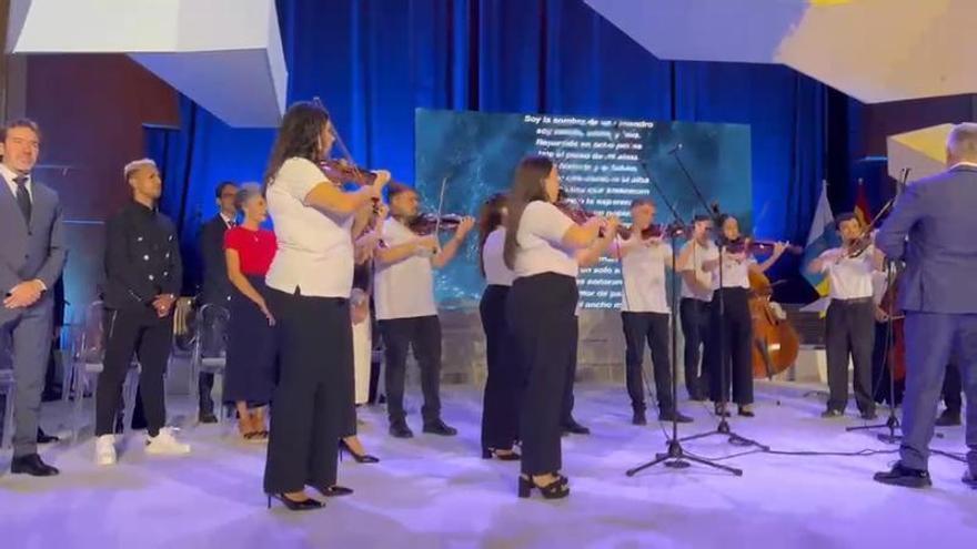 Barrios Orquestados interpreta el Himno para comenzar el acto de Honores y Distinciones de Las Palmas de Gran Canaria