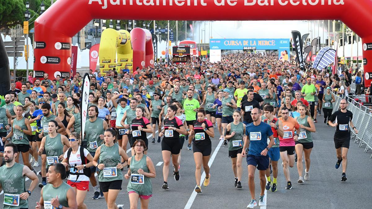 Los corredores toman la salida desde plaza España