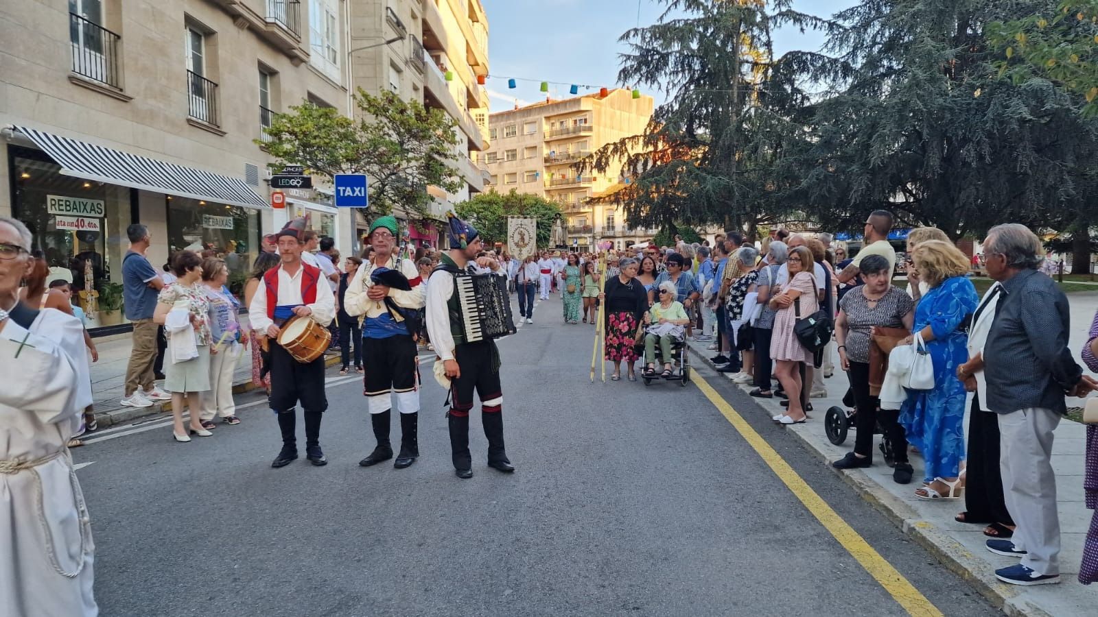 Así ha transcurrido la procesión que devuelve la imagen de San Roque a la iglesia de Vilagarcía.