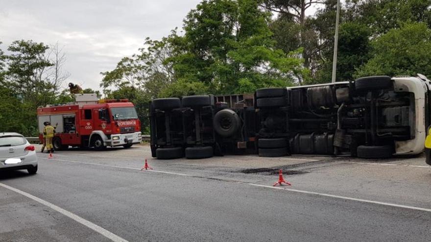 El camión volcado esta tarde en la carretera N-550 en el término municipal de Redondela. / Policía Local