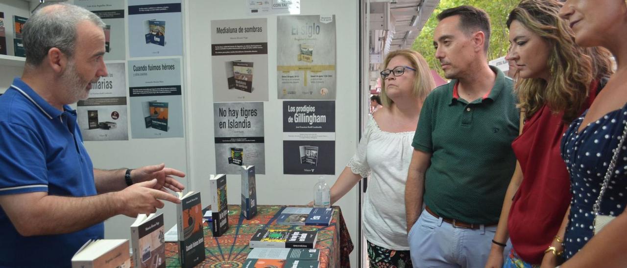 Uno de los expositores conversando con Susana Martín y representantes municipales.. | E. P.