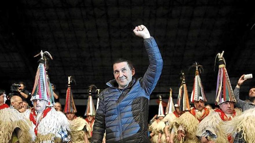 Arnaldo Otegi va tenir un bany de multituds al velòdrom d&#039;Anoeta