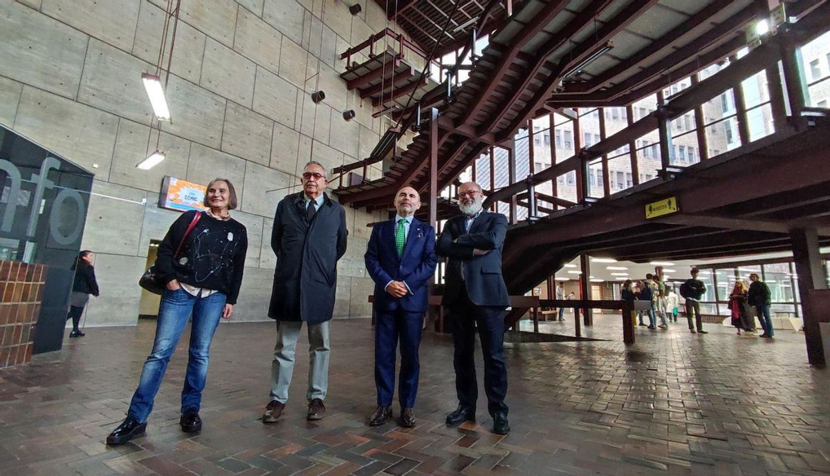 La vicerrectora María Pilar García Cuetos, el decano del Colegio de Arquitectos, Miguel Casariego, el Rector y José Ramón Fernández, vocal de Cultura y Patrimonio del Colegio de Arquitectos, en la Facultad.