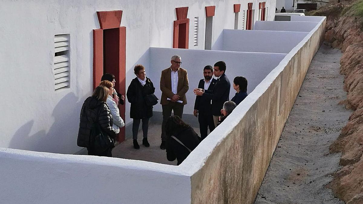 Visita de l’exconseller El Homrani a les cases rehabilitades de la colònia Arquers  | ARXIU/DAVID BRICOLLÉ