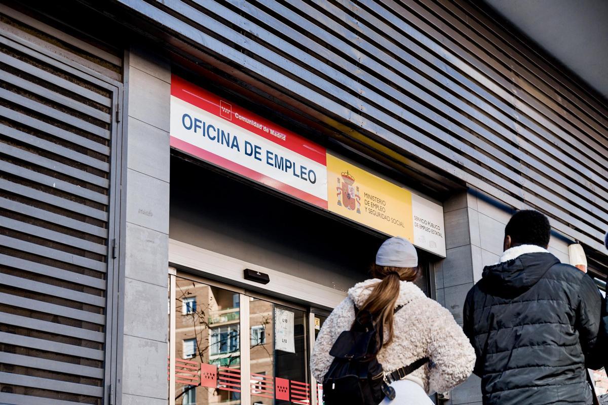 Dos personas pasan por una oficina del SEPE en Madrid.
