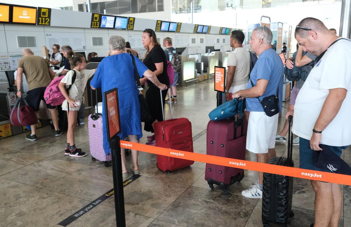 ELCHE. AEROPUERTO ALICANTE ELCHE, COMPAÑIAS LOW COST COBRAN POR EL EQUIPAJE DE MANO, MALETAS, QUEJAS DE PASAJEROS, TURISTAS, QUEJAS VIAJEROS ANTE LA CONSELLERIA DE TURISMO, RYANAIR, VUELING, NORWEGIAN, VUELOS