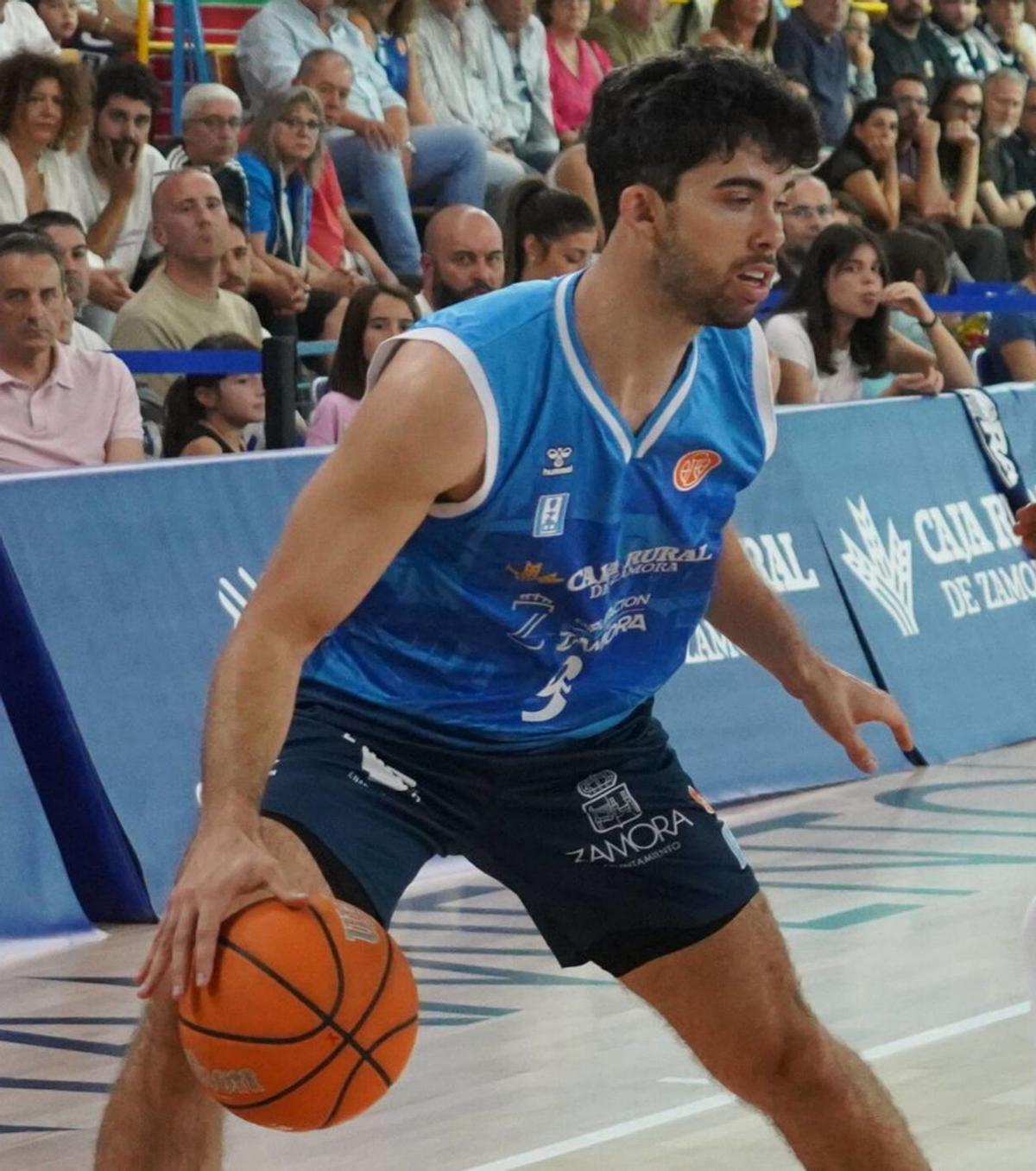 Josep Peris, jugador del Caja Rural CB Zamora, con el balón. | JOSE LUIS FERNÁNDEZ