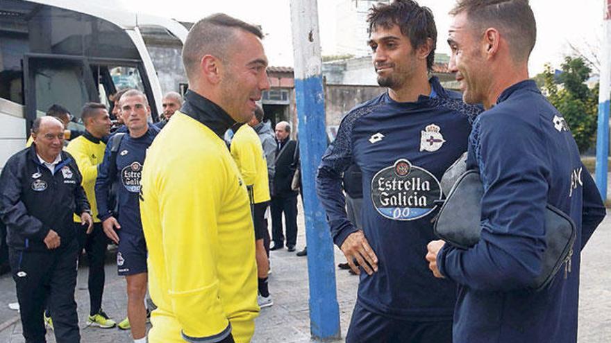 Arribas y Navarro conversan con el céltico Aspas, con quien coincidieron en el Sevilla.