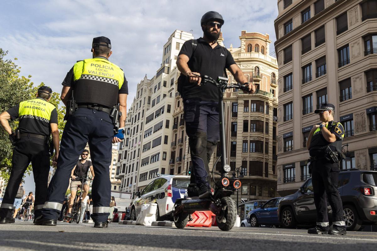 La Policía Local de València, durante una campaña de inspección de patinetes y multas