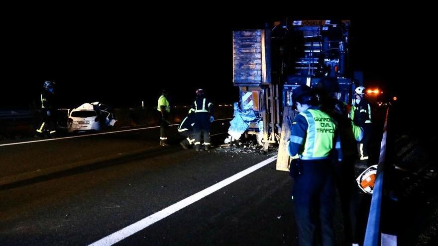 Guardia Civil trabaja en el lugar del accidente.