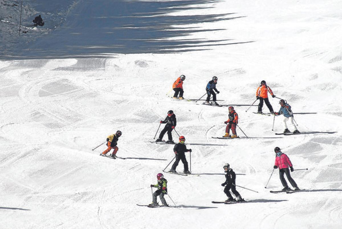 Un grup d’escolars practiquen els girs a l’estació de Vallter 2000. Un grup d’escolars practiquen els girs a l’estació de Vallter 2000.
