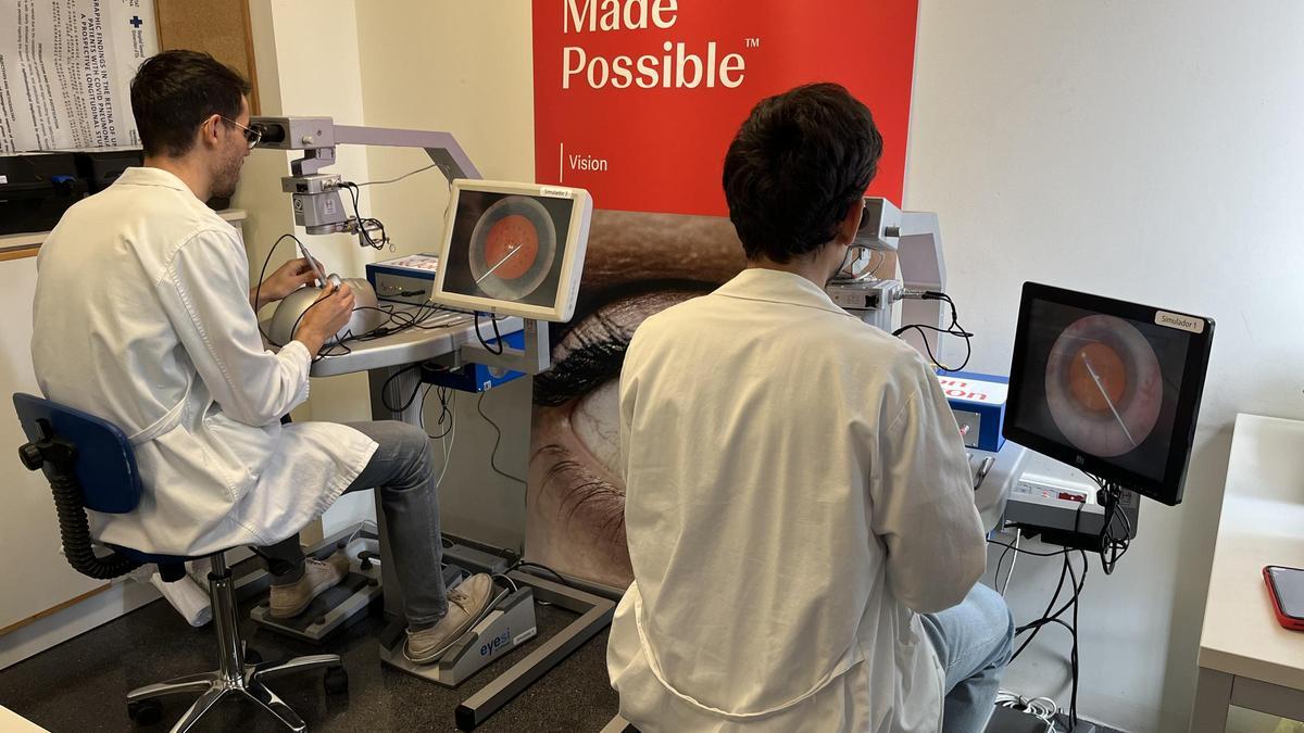 Residentes de Oftalmología prueban el simulador virtual sobre cirugías de cataratas y retinas en el Hospital General de Elche