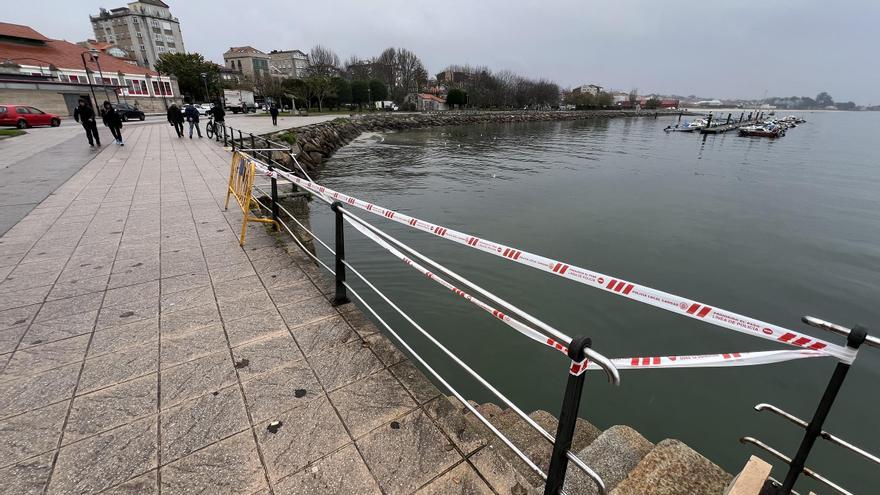 Quejas por la “inseguridad” de una barandilla y la escalera de acceso al mar en el paseo de O Señal