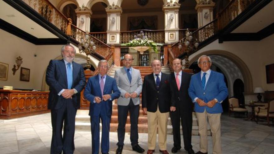 De izq. a dcha., Escudero, Ansón, Cardona, Benítez de Lugo, Guerrero y Barbero, ayer, en el Gabinete Literario.  | andrés cruz