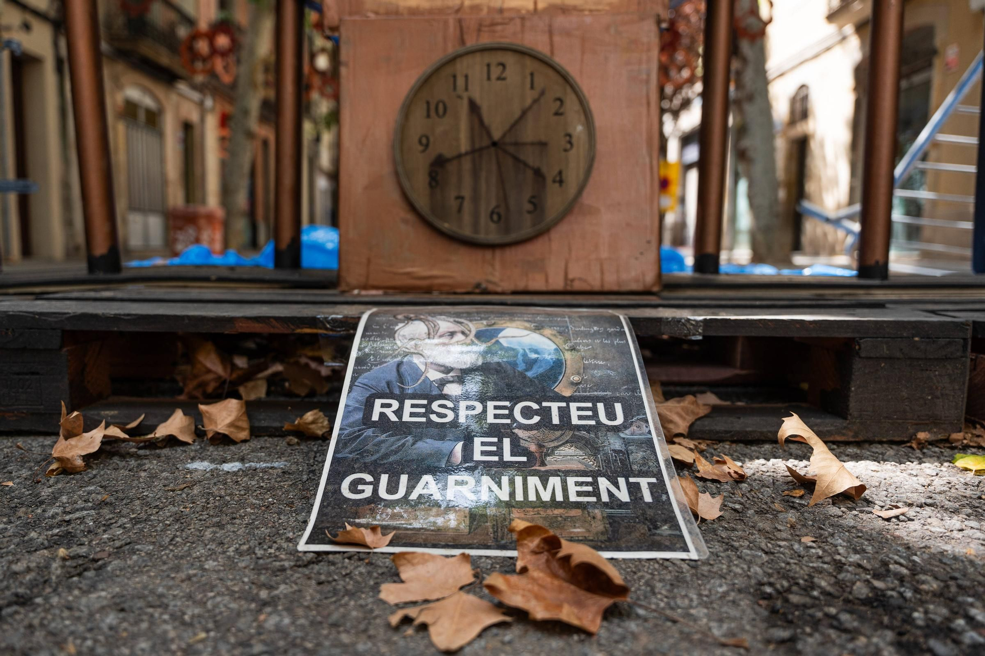 Calles de Sants contratan seguridad y ponen a vecinos a vigilar ante los destrozos en los decorados
