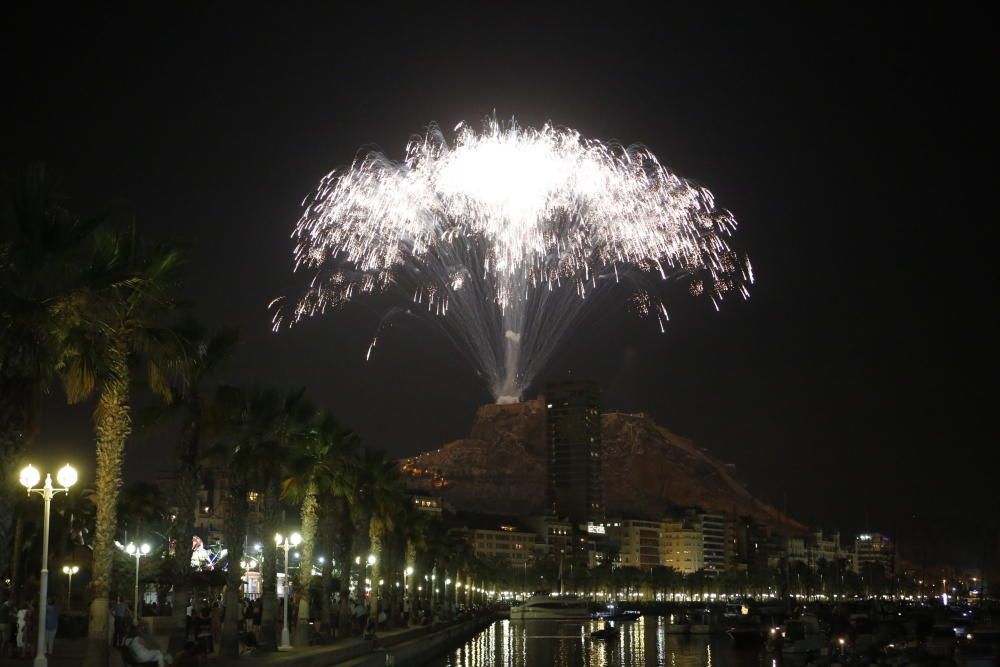 Alicante se rinde al fuego en su noche grande con la Cremà.