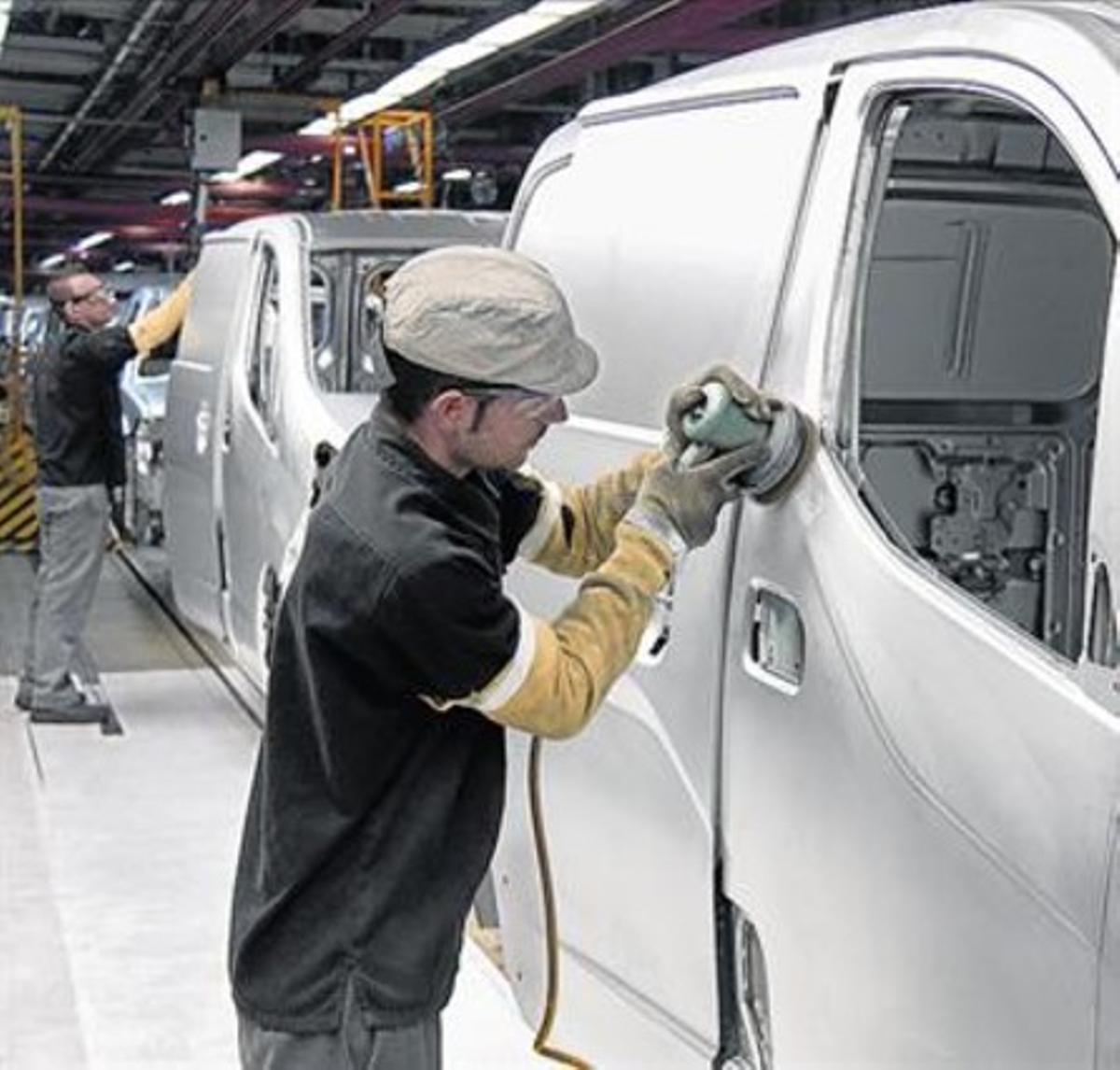 Un operari treballa a la línia de muntatge de Nissan. Un operari treballa a la línia de muntatge de Nissan.