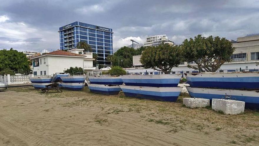 Las barcas para hacer moragas en la playa de El Cable, apiladas junto a uno de los accesos al arenal. | L. O.