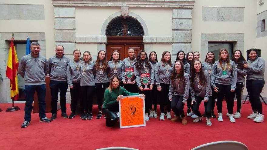 Recepción en el Ayuntamiento de Llanes a la AD Playas de Llanes de voleibol tras sus buenos resultados en la Copa de España