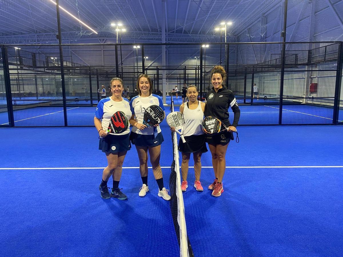 Dos jugadoras del Hotel Villa Benavente posan con sus rivales.