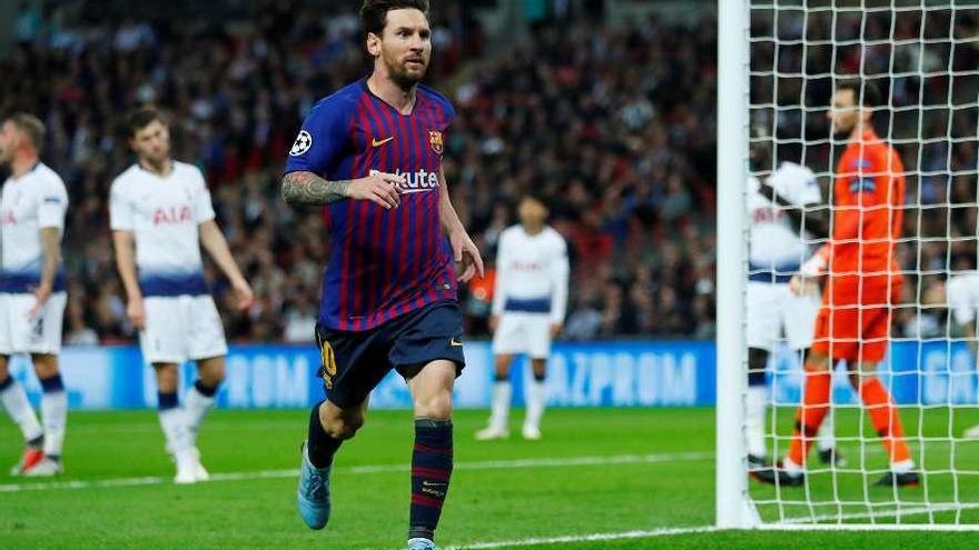 Messi, tras marcar su primer gol, el tercero del Barcelona.
