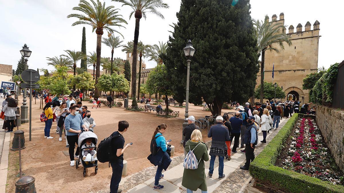 Colas para acceder al Alcázar de los Reyes Cristianos.