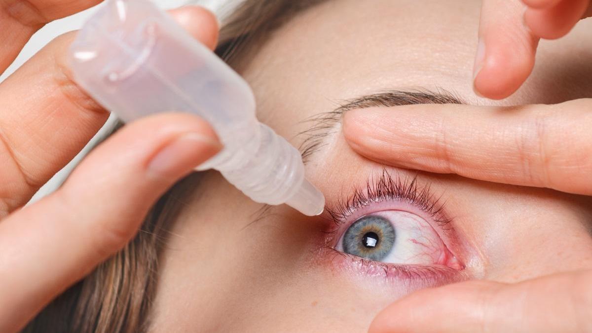 ¿Alguna vez te ha salido una mancha roja en el ojo? No entres en pánico porque es más normal de lo que parece