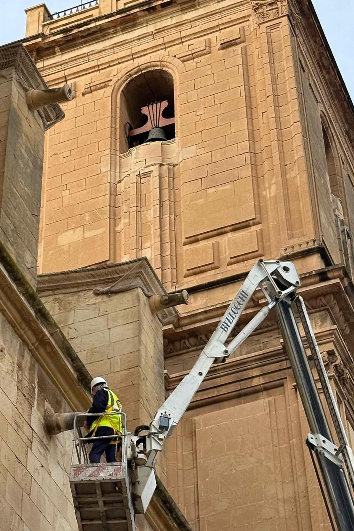 La inspección realizada este jueves en la fachada norte de la basílica de Santa María.